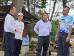 Tingkatkan Sinergitas, Prajurit Lanal Babel dan KRI Todak-631 Gelar Olahraga Bersama    ​BABEL ONLINE II Bangka – Komandan Pangkalan TNI AL Bangka Belitung (Danlanal Babel), Kolonel Marinir Yulindo, S.E, M.M, CRMP, pimpin kegiatan olahraga bersama yang melibatkan prajurit Lanal Babel dengan para personel KRI Todak-631 Kegiatan ini berlangsung di kawasan wisata Pantai Puri Ansel, Sungailiat, Kabupaten Bangka, pada Selasa (06/01/2026).  ​Kolonel Marinir Yulindo menjelaskan bahwa agenda ini merupakan bentuk implementasi dari salah satu fungsi Pangkalan TNI AL Bangka Belitung, yakni memberikan fasilitas penyegaran (refreshing) bagi prajurit KRI yang sedang menjalankan tugas operasi.  ​”Kegiatan ini dilaksanakan adalah untuk memberikan fasilitas refreshing kepada prajurit KRI Todak-631 yang saat ini sedang melaksanakan operasi di wilayah perairan Bangka Belitung,” terang Danlanal Babel.  ​Lebih lanjut, Danlanal menekankan bahwa olahraga bersama ini bukan hanya sekadar aktivitas fisik, melainkan upaya strategis untuk menjaga moril maupun soliditas antarsatuan.  ​”Ini adalah upaya kami untuk meningkatkan semangat, kekompakan, serta kebugaran fisik prajurit. Selain itu, momentum ini menjadi sarana mempererat hubungan silaturahmi antara prajurit lanal Babel dengan prajurit KRI Todak-631,” tambahnya.  ​Rangkaian kegiatan di Pantai Puri Ansel diawali dengan senam bersama yang diikuti oleh seluruh personel dengan antusias. Setelah itu, para prajurit melakukan aksi bersih-bersih pantai sebagai bentuk kepedulian terhadap lingkungan di area wisata.  ​Acara dilanjutkan dengan pertandingan persahabatan bola voli dan ditutup dengan sesi ramah tamah. Suasana akrab terlihat jelas saat para prajurit membaur, memperkuat jiwa korsa di sela-sela tugas pengamanan wilayah perairan nasional. (Rilis)