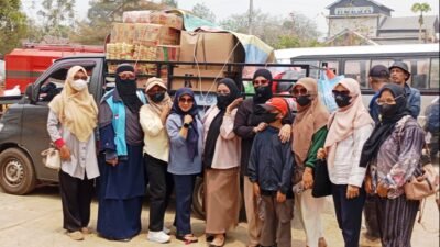 Hellyana Serahkan Bantuan Paket Sembako, Kepada Warga Terdampak di Posko Pengungsian.